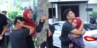 Sempat Nangis-Nangis, Ini Potret Penuh Haru Ria Ricis dan Teuku Ryan Dapat Kejutan Hadiah Mobil dari Putra Siregar