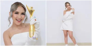 Senyum Bahagia Pamer Piala, Intip Potret Cantik Ayu Ting Ting di ADI 2021 - Komentar Ivan Gunawan Jadi Sorotan