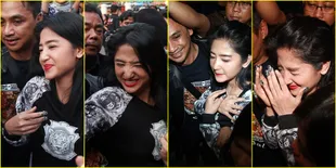 Senyum Ramah Dewi Perssik - Detik-Detik Jelang Masuk ke Kejaksaan