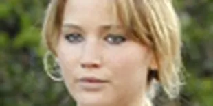 Seorang Nenek Mendadak Pingsan di Depan Jennifer Lawrence