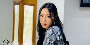 Sering Dibilang Tidak Penuhi Standar Kecantikan Korea, Berikut 8 Potret Hwasa MAMAMOO yang Justru Pesonanya Bikin Jatuh Hati