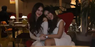 Sering Dikira Adik Kakak, 8 Potret Kebersamaan Risma Nilawati & Anaknya Harleyava Princy - Super Mirip!