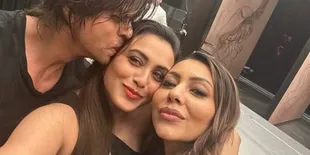 Shah Rukh Khan Reuni dengan Rani Mukherjee, Menari dan Cium Kening Bak KKHH