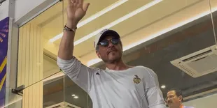 Shah Rukh Khan Santai Pamer Uban Kala Nonton Kriket, Tetap Tampan