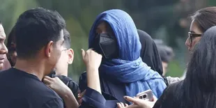 Sheila Dara di Pemakaman Vidi Aldiano, Tegar Ditinggal Suami Selamanya