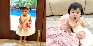 Siap Jadi Kakak, 8 Potret Ameena yang Belajar Momong dan Gendong Boneka - Lucu dan Gemesin Banget