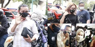 Siap Lawan Haters, 8 Potret Ayah Rozak dan Umi Kalsum Penuhi Panggilan Dari Kepolisian - Ayu Ting Ting Ikut Mendampingi