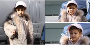 Sosialita! North West Kenakan Coat 48 Juta Sambil Nikmati Lolipop