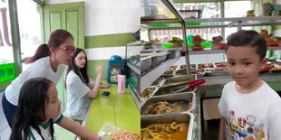 Sosok Ibu Sejati, Potret Ussy Sulistiawaty Ajak Anak Makan di Warteg Ujung-Ujungnya Jadi yang Ngabisin