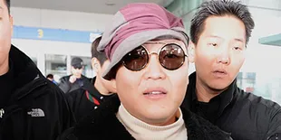 Style 70an PSY di Bandara Incheon Korea Selatan