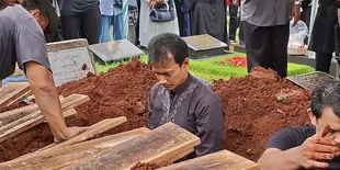 Suara Bergetar Saat Azankan Ibunda di Liang Lahat, Fedi Nuril Tak Kuasa Tahan Tangis 