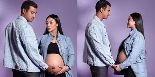 Sudah Lahirkan Bayi Perempuan Super Cantik, Ini 9 Potret Maternity Shoot Ali Syakieb dan Margin Wieheerm yang Baru Terungkap - Kompak Couple-an Baju