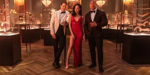 Sudah Rilis Minggu Depan - Yuk Intip 7 Foto Keseruan Ryan Reynolds, Dwayne Johnson dan Gal Gadot di Film 'RED NOTICE'