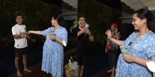 Sultan Banget, Intip 9 Potret Nagita Slavina Bagi-Bagi Uang Kepada Karyawan RANS - Main Game Seru Rayakan Anniversary ke-7