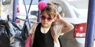 Suri Cruise Tampak Aneh Gara-Gara Matanya Yang Bengkak