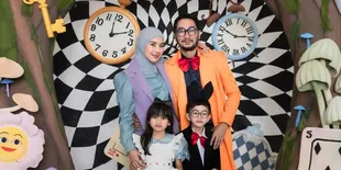 Syahnaz Sadiqah Rayakan Ultah Anak Kembar, Dekor Gemas Alice in Wonderland