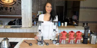 Syuting 'Dongeng Secangkir Kopi' Bikin Dewi Lestari Makin Cantik!