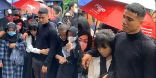 Tak Berhenti Menangis, Ini 9 Potret Kesedihan Dua Adik Bibi Ardiansyah dan Vanessa Angel di Pemakaman Sang Kakak