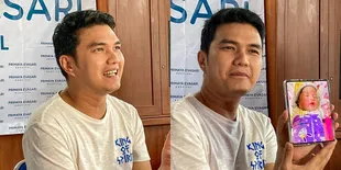 Tak Bisa Temani Istrinya Lahiran, Ini 8 Potret Bahagia Aldi Taher Perlihatkan Wajah Anaknya - Mengaku Lupa Makna Nama Putrinya
