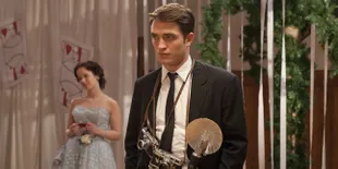 Tak Lagi Brewok, Kini Robert Pattinson Jadi Fotografer Ganteng!