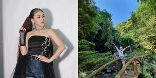 Tak Liburan ke Luar Negeri Seperti Artis Lain, Ini 8 Potret Ayu Ting Ting Asyik Nikmati Air Terjun - Sempat Joget Kompak Banget bareng Ayah Rozak