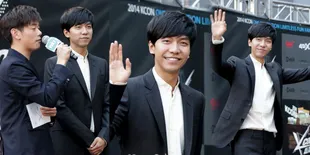 Tampil Formal di Red Carpet KCON - Lee Seung Gi Tetap Keren
