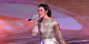 Tampil Cantik Dengan Busana Silver, Raisa Jadi Dewi Langit Alien