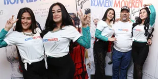 Tampil Menggoda Pamer Kemolekan, Duo Serigala Tak Takut Dicekal