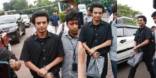 Tangan Diborgol, Potret Vadel Badjideh Doakan Nikita Mirzan Saat Tiba di Kejaksaan Negeri Jakarta Selatan 