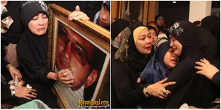 Tangis Anak dan Istri Uje Jelang Pemakaman Sang Ustad