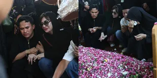 Tangis Anwar BAB Pecah di Pemakaman Mpok Alpa, Kenang Kebaikan dan Ucap Terima Kasih