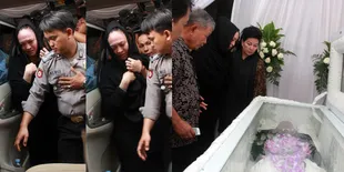 Tangis Duka Angelina Sondakh di Depan Jenazah Sang Kakak