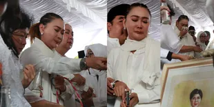 Tangis Inul Daratista Pecah di Pemakaman Titiek Puspa: Guru yang Ilmunya Tulus dan Tak Pernah Dibayar