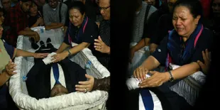 Tangis Pilu Ibu Mike Mohede, Saat Jenazah Putranya Tiba di Rumah