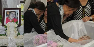 Tangis Rima Melati Tatap & Belai Lembut Jenazah Frans Tumbuan