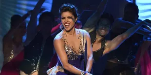 Tarian Seksi Priyanka Chopra Sukses Bikin John Travolta Terpana