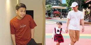 Tarif Endorsenya Ditaksir Capai Rp 1,8 Miliar, 8 Potret Raditya Dika yang Ogah Tampil Glamor - Sering Pakai Kaos Polos Meski Tajir Melintir