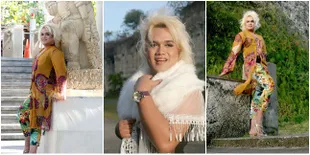 Tata Liem Berpose ala Kontestan Miss World di Bali