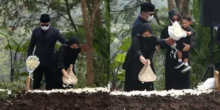 Tegar Saat Prosesi Tabur Bunga, 8 Momen Zara dan Arka Adik Eril Ikut Mengantarkan Sang Kakak ke Peristirahatan Terakhir