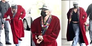 Terbang ke Tokyo Jelang Konser, 8 Potret G-Dragon Tampil Nyentrik Pakai Bathrobe di Bandara - Aura Holkay-nya Nembus Layar