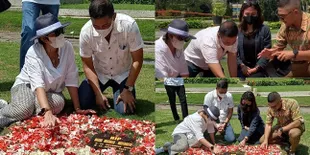 Terduduk Lemas di Pusara Putrinya, 8 Potret Nurul Arifin Ziarah ke Makam Maura Magnalia - Berusaha Senyum Tegar