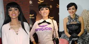 Tetap Glamour, Ini Gaya Anggun Jupe Dengan Busana Umroh Hijabnya
