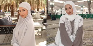 Tinggalkan Baju-Baju Seksi, Ini 8 Potret Jennifer Coppen yang Pancarkan Aura Adem Saat Umrah - Segera Hijrah?