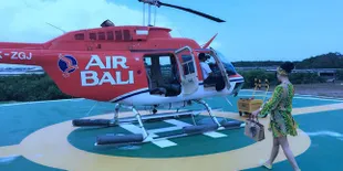 Tunggangi Helicopter Mewah, Syahrini Melamun Manja di Pantai