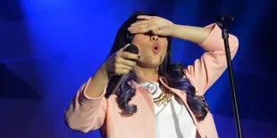 Ups Isyana Jatuh di Konser Kahitna, Agak Encok & Hampir Amnesia?