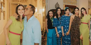 Usai Dihujat Outfitnya Saat Arisan, Ini 10 Potret Nia Ramadhani Tampil Berkelas Bak Sosialita di Acara Ulang Tahun - Pamer Kaki Jenjang di Balik High Slit