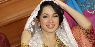 Ussy Sulistiawaty Gelar Pengajian Tujuh Bulanan