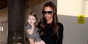 Victoria Beckham Bersama Keempat Anaknya di Bandara