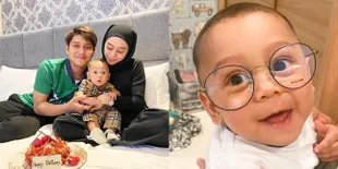 Wajahnya Perpaduan Lesti dan Rizky Billar, 8 Potret Baby Leslar yang Gayanya Stylish Banget Meski Baru Berusia 7 Bulan
