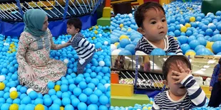 Weekend Ala Nycta Gina, Temani Anak Main Mandi Bola!